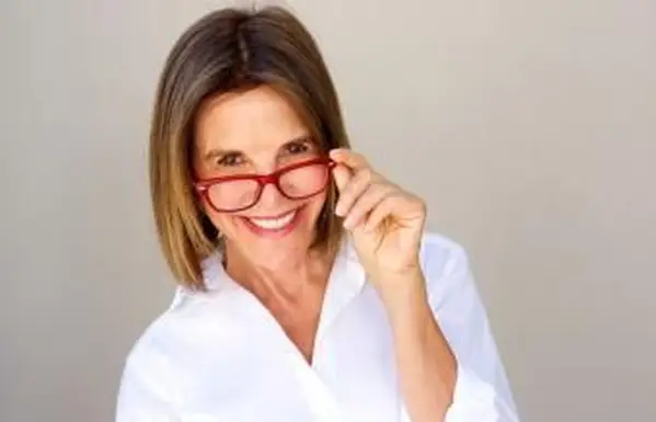 Mulher usando penteado ombre e óculos