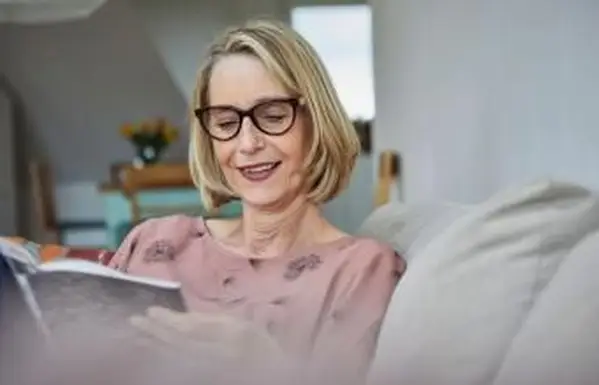 Mulher com óculos e bob loira