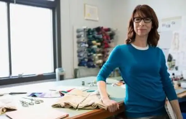 Cachos morenos soltos e óculos