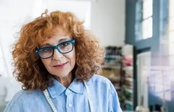 Mulher com lóbulo encaracolado e óculos