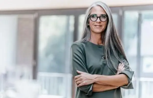 Mulher com cabelo liso usando óculos
