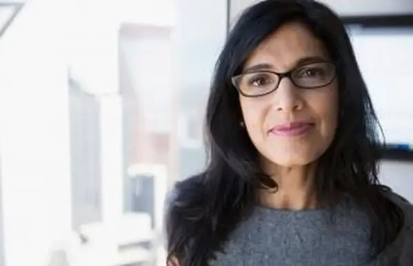 Óculos com penteado em camadas modelado