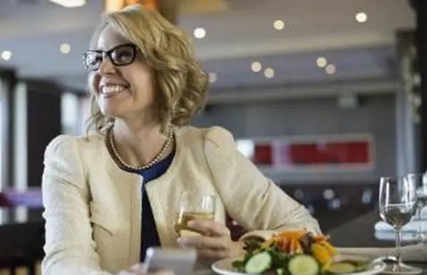 Penteados para mulheres com mais de 50 anos e óculos