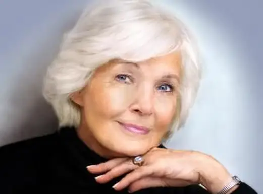 mulher em camisa pólo