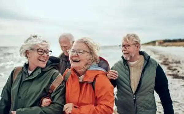 白髪で着用するのに最適な服の色