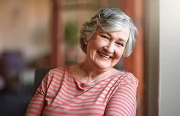 Senhora idosa com cabelo grisalho