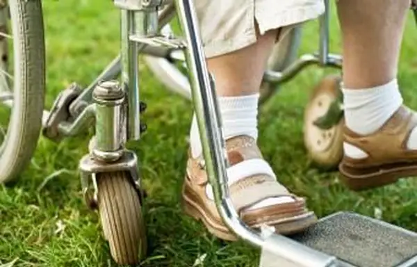 Femme portant des chaussures avec fermetures velcro