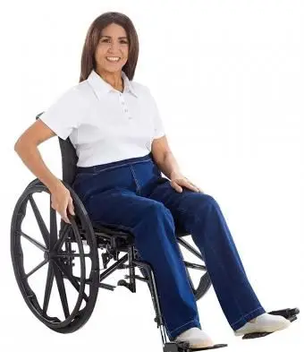 Jeans à dos ouvert pour fauteuil roulant par Izzy Camilleri