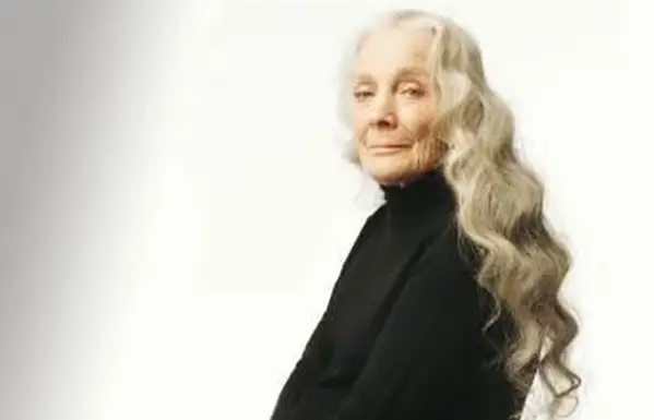 כיצד להסיר צהוב משיער אפור