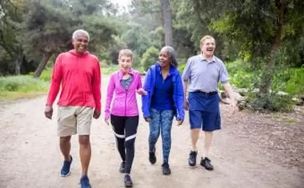Najlepsze buty do chodzenia dla seniorów: bądź aktywny i pewny siebie