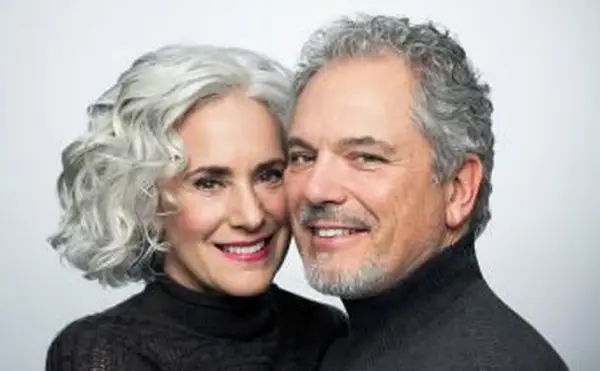 איך להפוך את השיער האפור לרך ומבריק