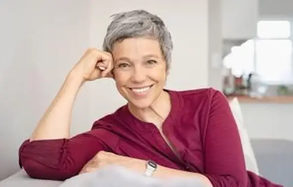 Heureuse femme senior sur canapé