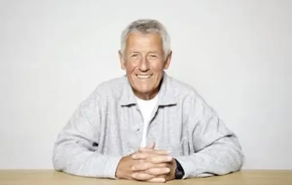 homme aîné, bureau