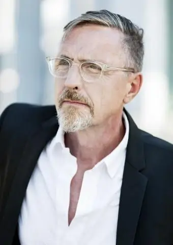 Beau et riche gentleman indépendant dans son portrait du début des années 60 à l'extérieur de la ville.