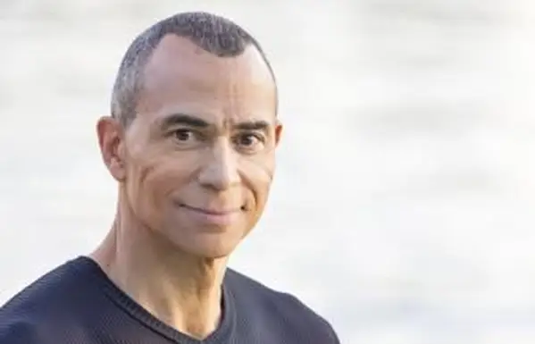 Homme à l'extérieur au bord de la plage