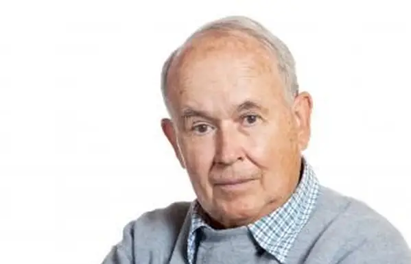 Senior à l'air sérieux