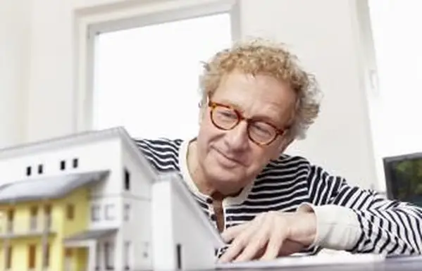 Homme supérieur planifiant la construction résidentielle