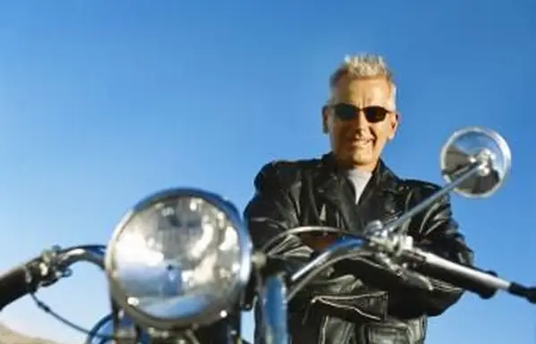 portrait, de, a, homme mûr, debout, par, a, stationnaire, moto