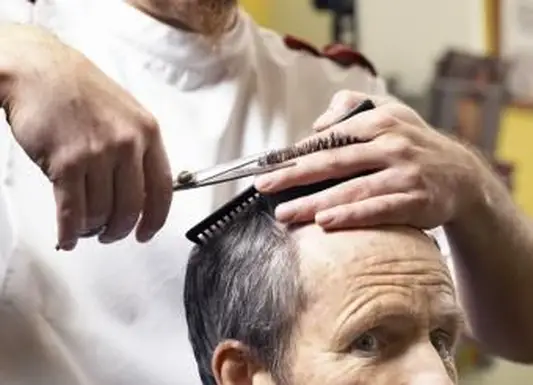 Coiffures flatteuses pour hommes seniors