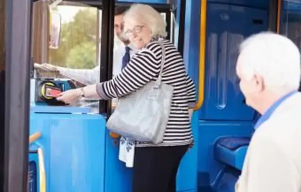 Idosos embarcando em um ônibus