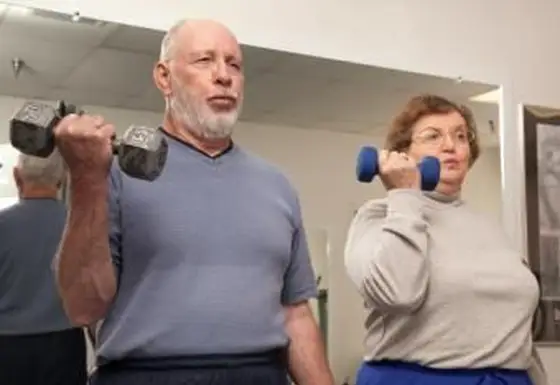 Idosos se exercitando