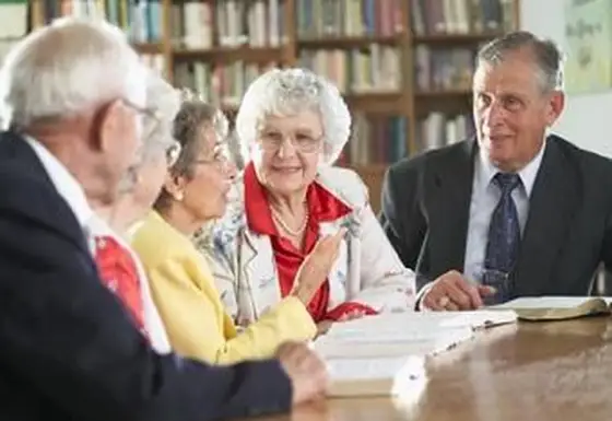 Idosos discutindo livros