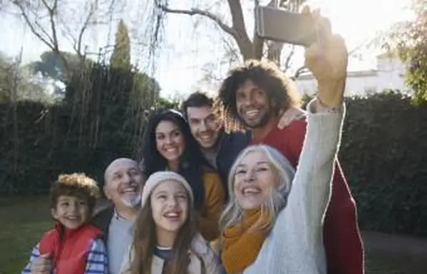 Feliz familia multigeneracional tomando retrato selfie