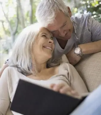 Coqueta pareja senior acurrucarse en casa