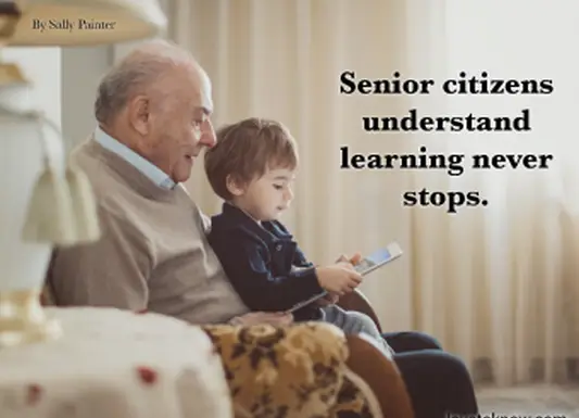 Citazione sulla vecchiaia per motivare gli anziani e l'immagine di un nonno e di un nipote che guardano insieme un tablet