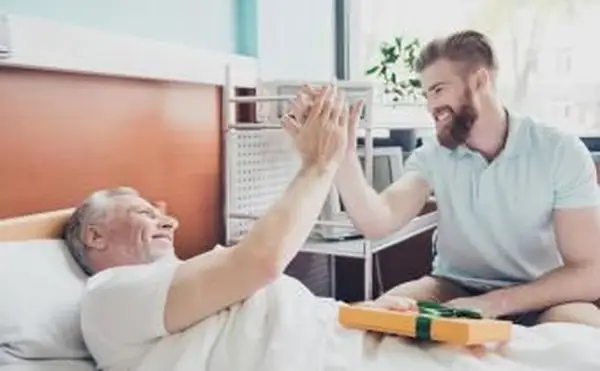 Que mettre dans une trousse de soins pour personnes âgées