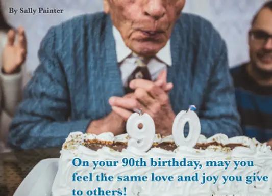 איש בכיר חוגג יום הולדת עם משפחתו ומצטט את גיל 90