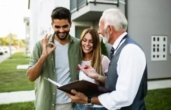 Giovane coppia che parla e affitta una nuova casa