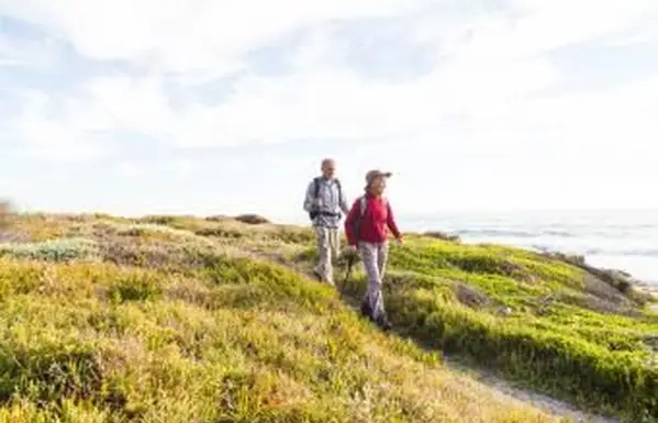 Coppia di anziani che fa un'escursione