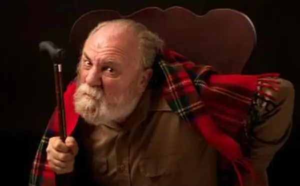 不機嫌そうな老人は彼の杖を振って眉をひそめる