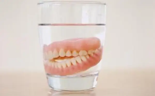 コップ一杯の水に入れ歯のセット