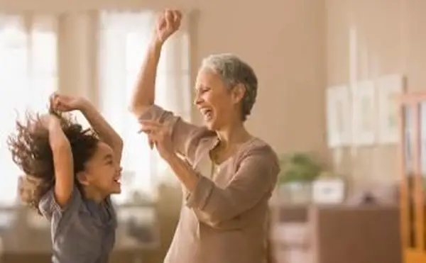 סבתא ונכדה רוקדות יחד