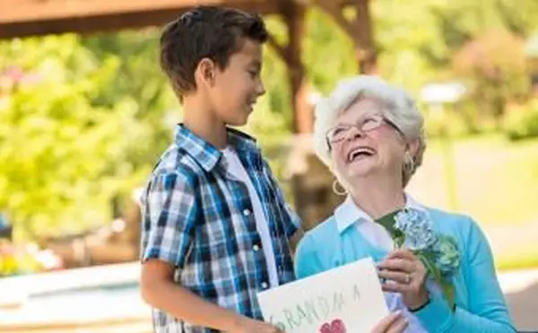 סבתא אוהבת עם הנכד שלה
