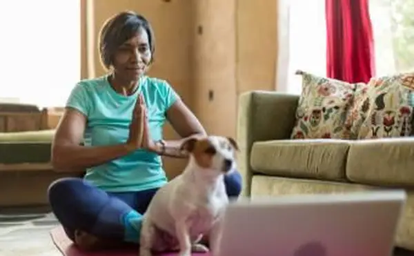 Dojrzała kobieta na samouczku on-line