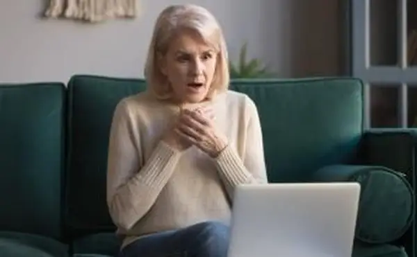 kobieta czyta nieoczekiwane wiadomości