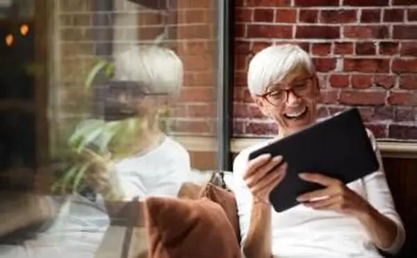 Proste media społecznościowe dla seniorów: wskazówki i narzędzia