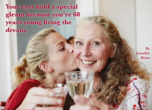 誕生日パーティーでスパークリングワインを1杯上げて60歳になる幸せな家族