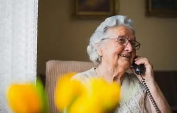 Retrato de uma mulher mais velha falando ao telefone