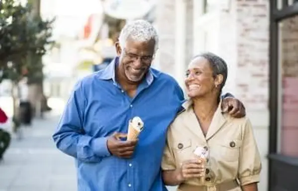 pareja mayor, en una cita, comida, helado