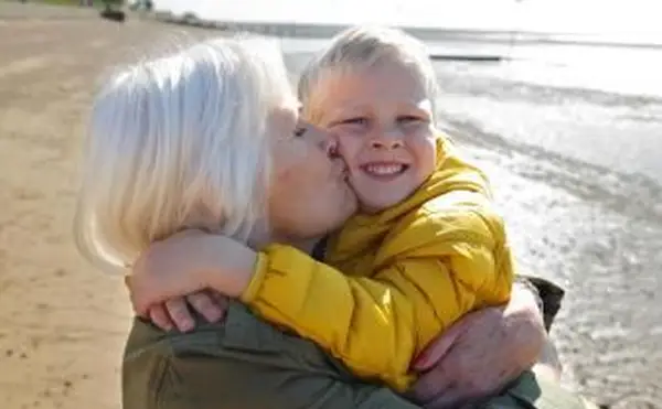 Babička sa bozkáva s vnukom