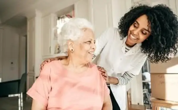 Infermiera che visita la signora anziana a casa