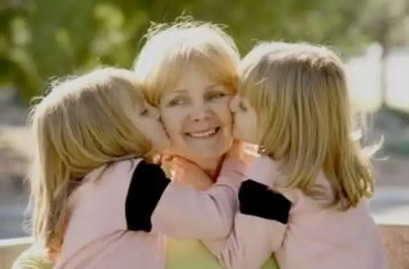 Babcia z bliźniakami