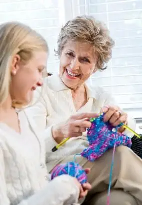 Oma und Enkelin stricken