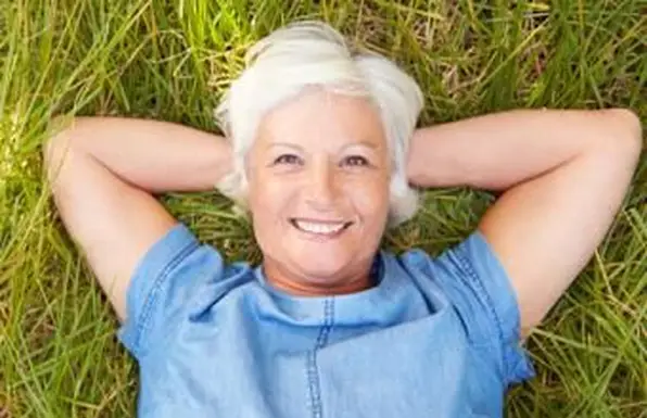 אישה בכירה, שוכב, על דשא, relax