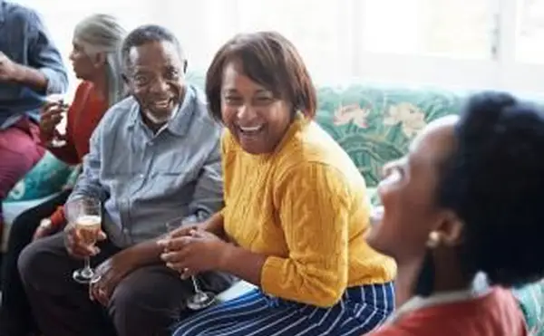 amis profitant d'un rassemblement social