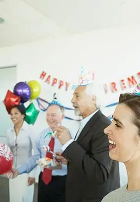 Festa de aposentadoria com colegas de trabalho.